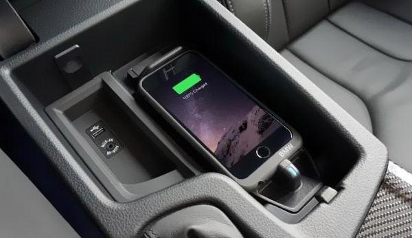 Carregue o iPhone usando o carregamento sem fio do carro
