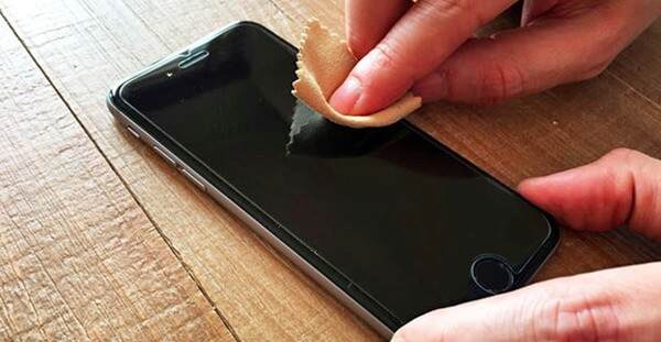 Limpe a tela do iPhone com um pano de microfibra