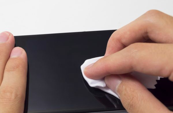 Use um pano macio para limpar a tela do iPhone