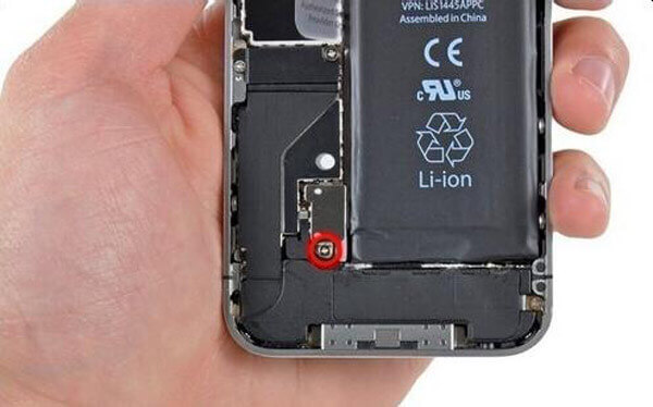 Remova os parafusos internos do iPhone 4