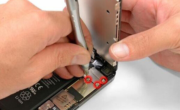 Remova os parafusos internos do iPhone 5