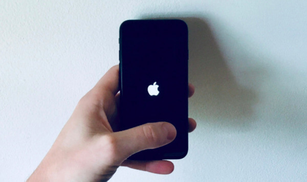 iPhone preso no logotipo da apple